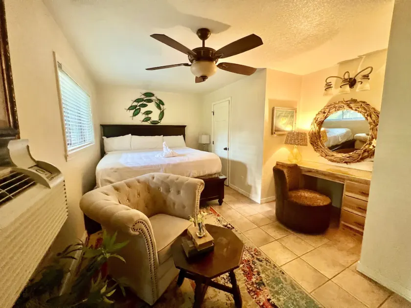A2 - Poolside King Cabana with full kitchen, king bed, sleeper sofa and pool access - Image 1
