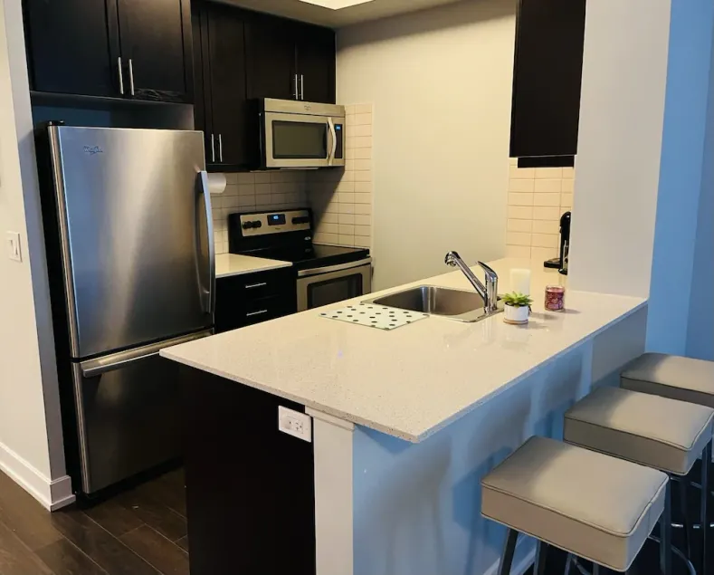 Trendy Toronto Condo close to airport and downtown! - Image 1