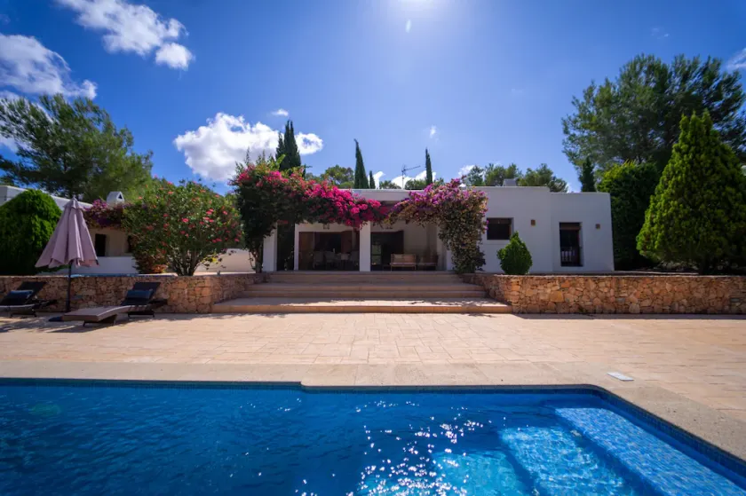Villa Tegui er en luksusvilla tæt på San Rafael og 10 min kørsel til Ibiza Town og San Antonio - Image 1