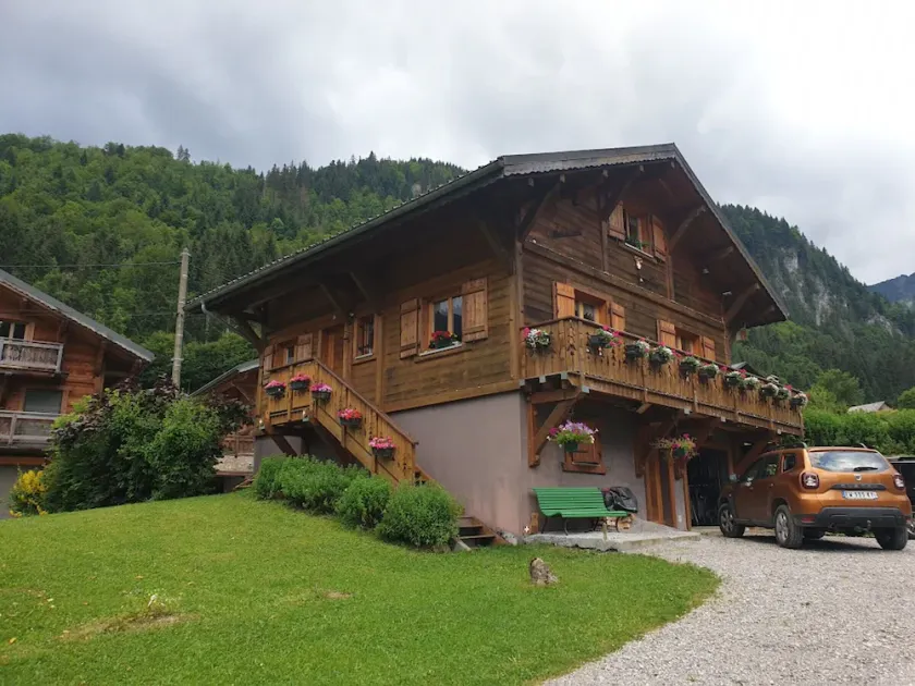 Chalet spacieux avec WIFI et animaux acceptés, garage privé - Image 1