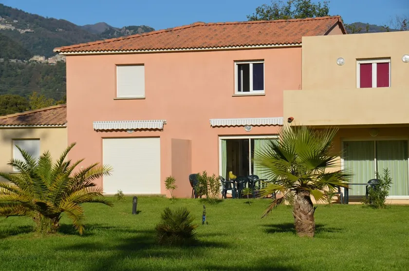Villa 3 * 62m², 2 soveværelse, lukket bolig, svømmebassiner, wifi, parkering, rolig 800m hav - Image 1