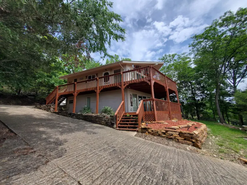 Chateau Pharrview-Huge Lake View-Close to Marina-Pool-Lots of Wildlife - Image 1