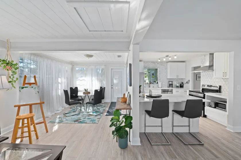 Attn: Beach adventurers and pet friendly seekers, close to downtown Sarasota - Image 1