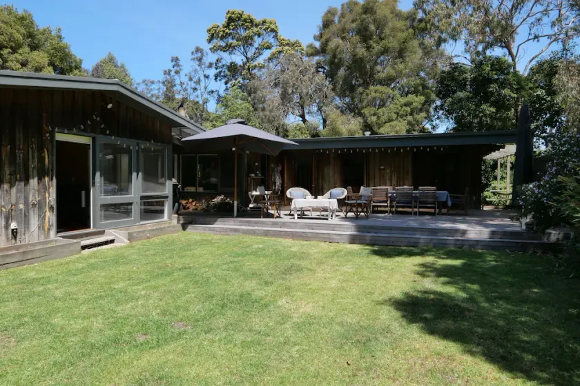Family friendly beach house 5 mins walk from beach & yacht club. - Image 1
