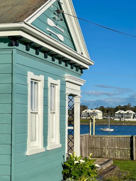 Lux. Waterfront Cottage, Amazing Water Views /Fire Pit /Central/5km-MTB & Beach - Image 1