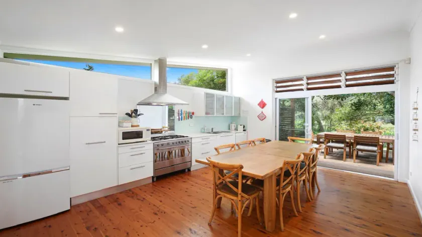 BREEZEWAY | Easy walk to beach | Accom Holidays - Image 1