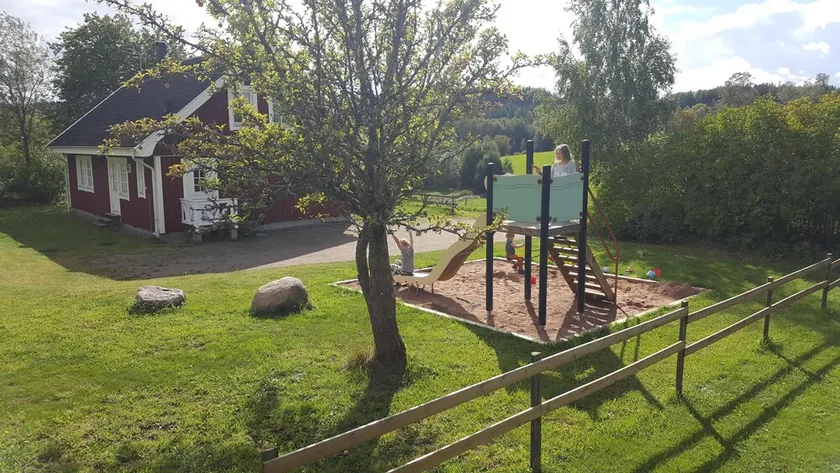 Près de Katthult et Vimmerby. Eig. Aire de jeux, super endroit, près du lac - Image 1