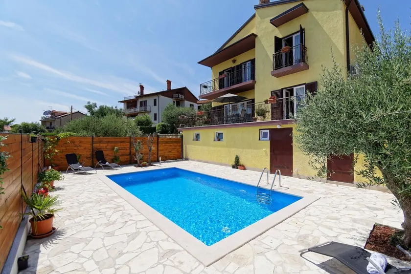 Ferienhaus Vlady - 8 Personen, 5 Schlafzimmer, 2 Badezimmer, Pool, Balkon - Image 1