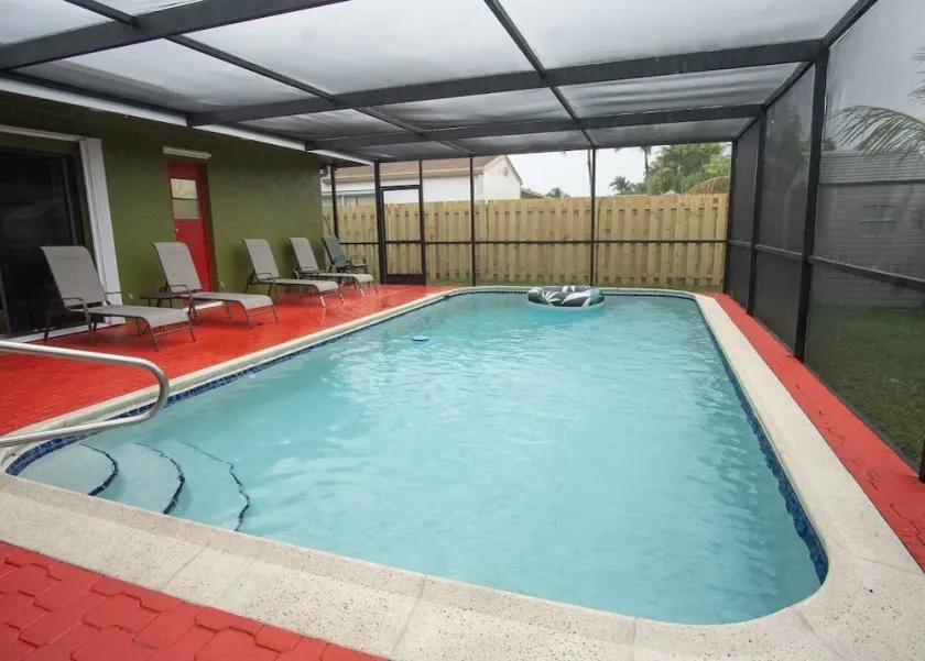 Relax . safe .shopping ,quiet environment , pool table  swimming pool - Image 1