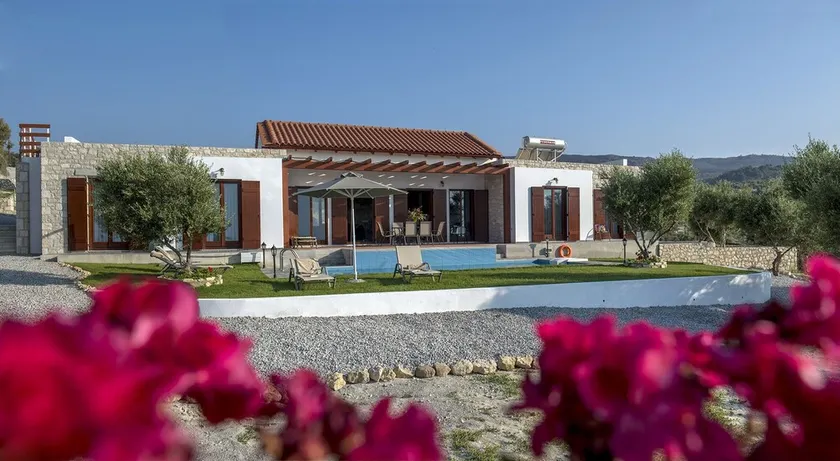 Very spacious, beautiful detached bungalow with spectacular views - Image 1