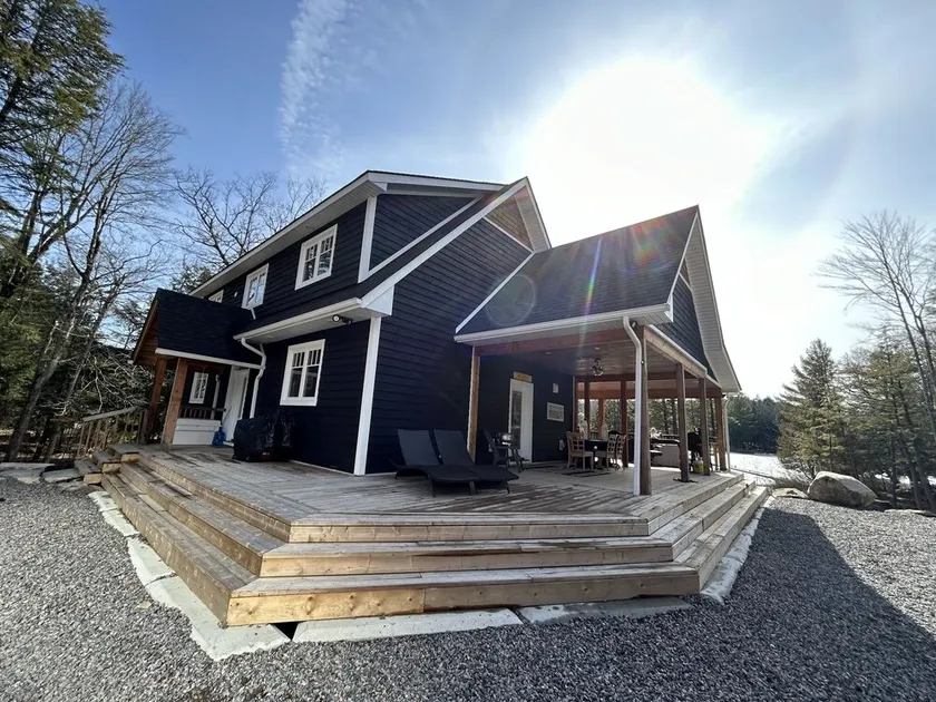 5 bedroom lakehouse with Steam Room, Sauna & cold plunge with sun all day :) - Image 1