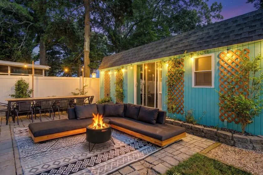 Huge Beach Bungalow- Yard, Beach Pass, King Beds - Image 1