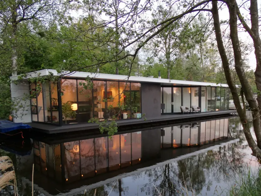 Uma casa flutuante projetada contemporânea impressionante. - Image 1