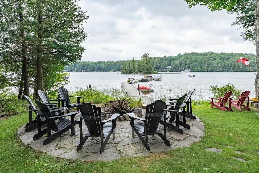 Adorable 3Bed, 2Bath Cottage and Garage Lounge! Grassy Lawns! Kayaks! - Image 1