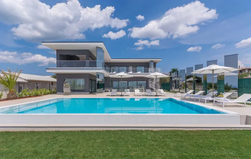 Luxury Villa Titanium with Pool - Image 1