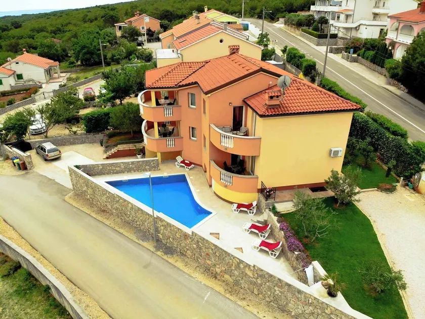 Holiday apartment with use of pool - Image 1