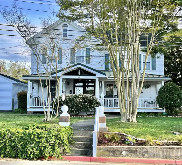 Spacious home centrally located in the quaint waterfront town of Onancock  - Image 1