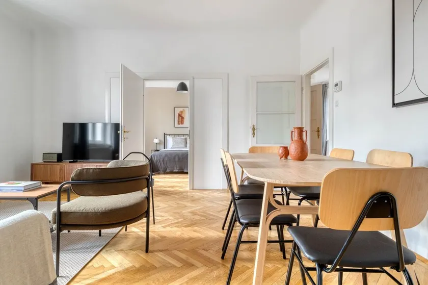 Airy Hietzing 4BR w/ Community Garden & Private Terrace, by Blueground - Image 1