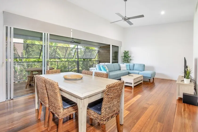 Holiday Townhouse Moffat Beach - Image 1