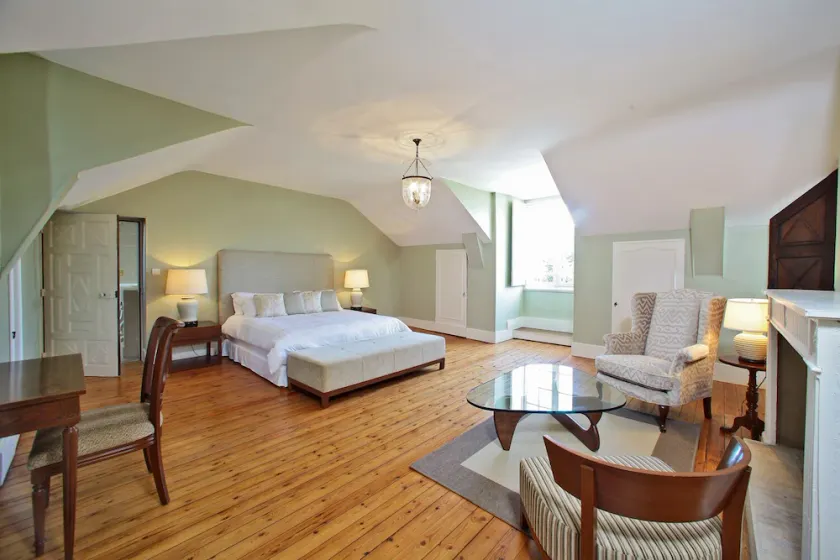 Stunning chateau, built in 1611, beautifully renovated, furnished and equipped. - Image 1
