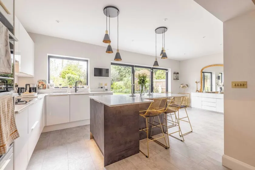 Windsor Charm Spacious 3-Bed, Parking & Garden - By Tempstay - Image 1