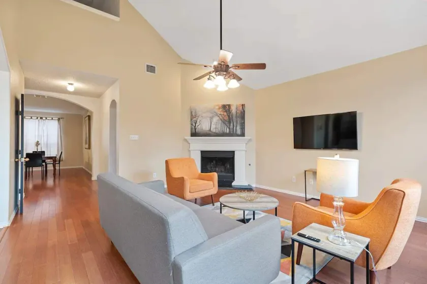 Large Comfy  4BR Retreat/Great Location ~Fam/Group - Image 1