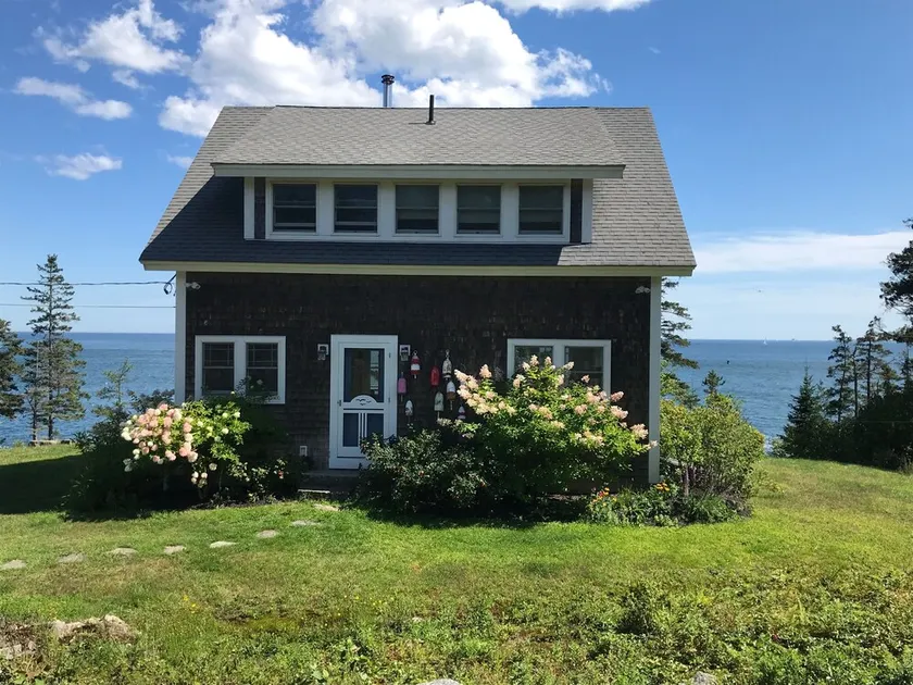Beautiful Seaside Cottage with Expansive Ocean Views - Image 1