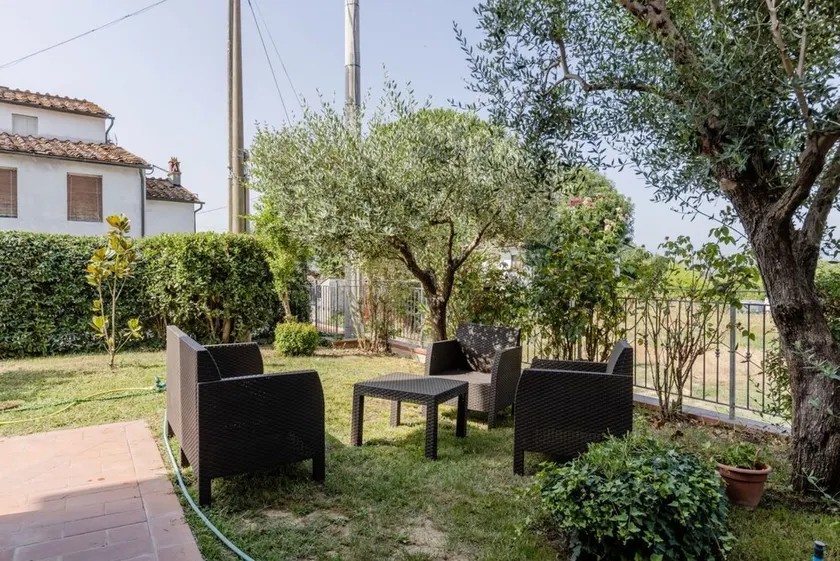 GuestHost - Spacious apartment of 100 sqm can accommodate up to 5 people (not suitable for disabled). The property boasts a large garden, ideal for relaxing moments!The accommodation is located in an area provided by all the main services: bars, restaura - Image 1