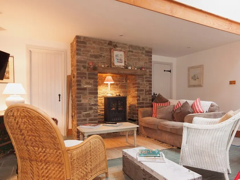 3 bedroom accommodation in Shadycombe Road - Image 1