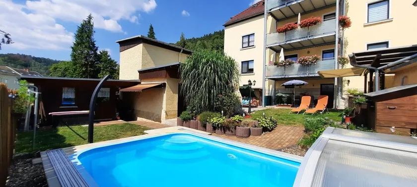 Apartment with garden and pool use - Image 1