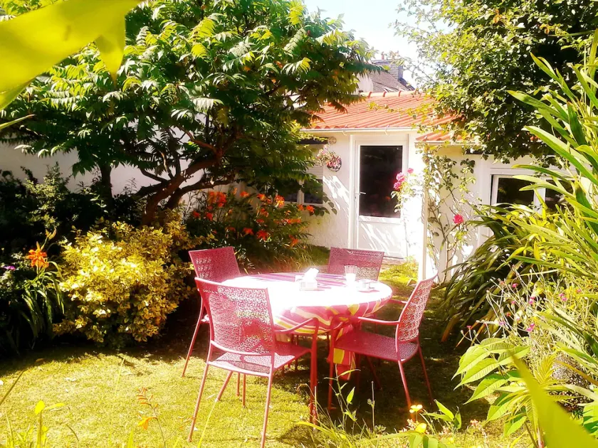 ARTIST'S HOME, 5 MINUTES FROM THE SEA, VERY QUIET, TUCKED AWAY IN A LUSH GREEN SETTING. - Image 1