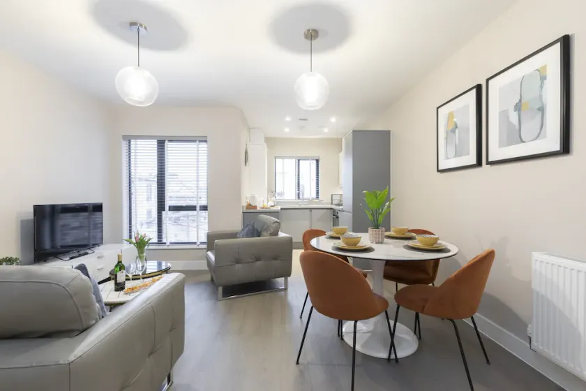 Elliot Oliver - Chic 2 Bedroom Town Centre Apartment - Image 1