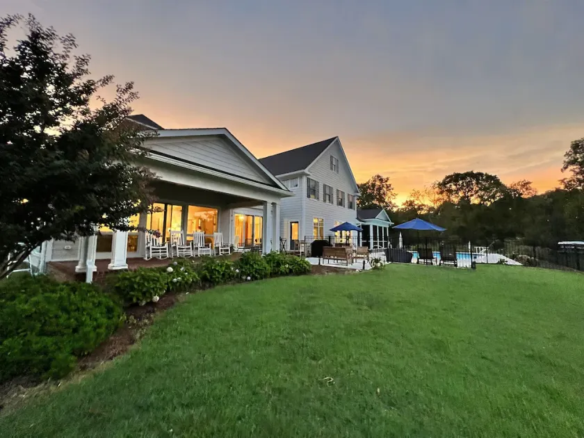 Waterfront panoramic point w/ pool, perfect for traveling couples, families - Image 1