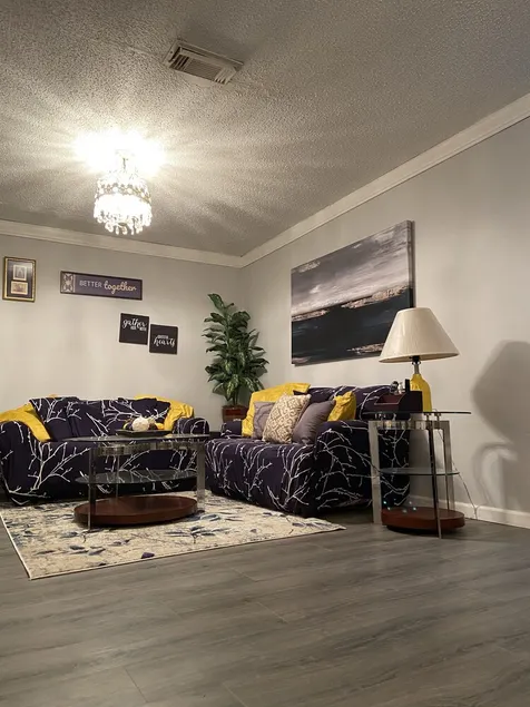 Jimmie's House is a cozy newly remodel three bedroom home that can accommodate 5 - Image 1