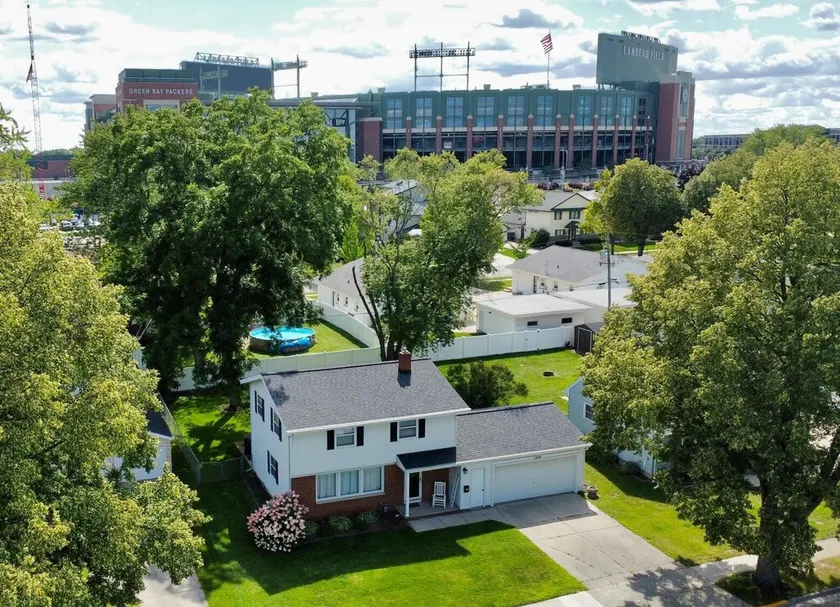 Curly's Quarters (4 Bedroom Home) w/ Lambeau view - Image 1