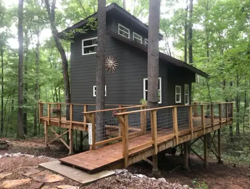 Secluded treehouse with indoor fireplace - Image 1