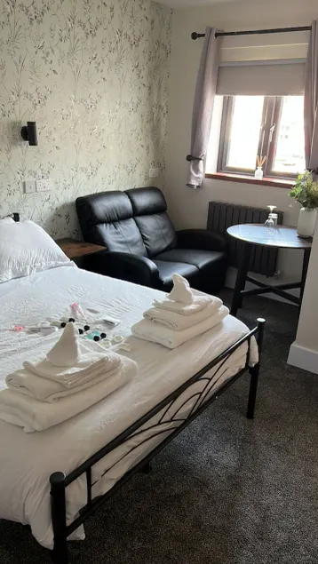 Deluxe Double Room with Ensuite - Image 1