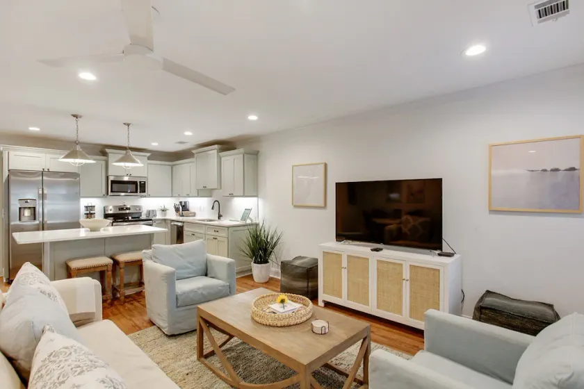 Luxury Garden Apartment on Liberty W/ Parking - Image 1