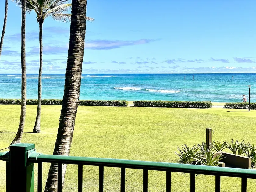 C'est tout sur la vue! Condo Oceanfront remodelé au Pono Kai à Kapaa - Image 1
