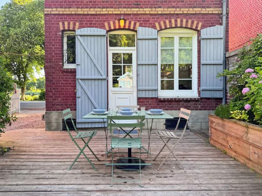 Charmerende sommerhus med udsigt over bugten og haven - Image 1