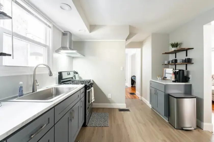 Your Perfect Retreat Awaits: Comfortable Haven in the Heart of Convenience! - Image 1