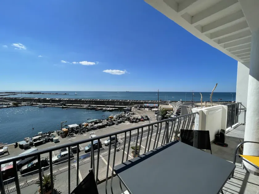 F2 Avec Terrasse et une vue Exceptionnelle sur le Port et le Môle - Image 1