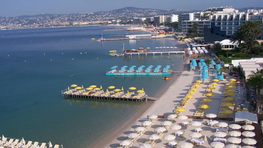 Ideally located 100 meters from sandy beaches and pine forest - Image 1