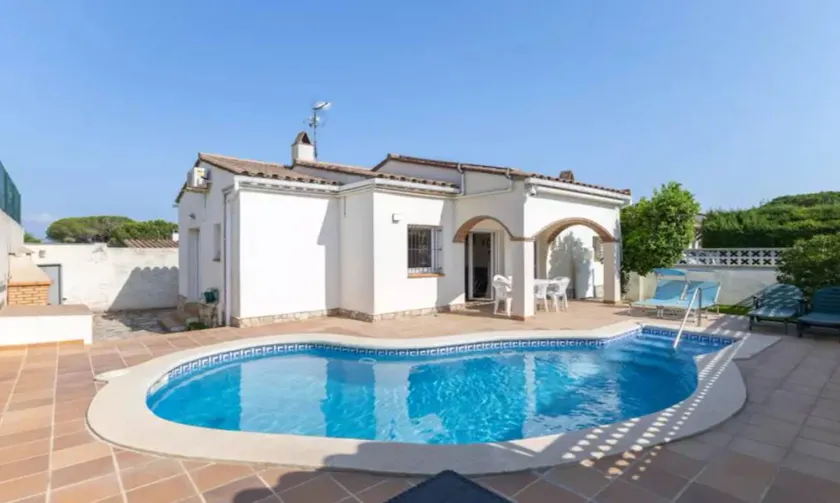Quiet villa 5 minutes from the beach suitable for pets - Image 1