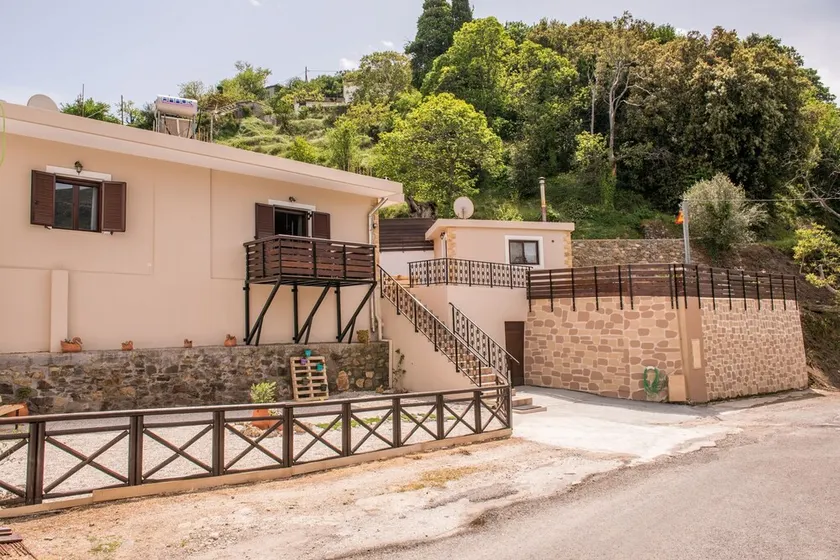 Marika Traditional Home est situé à Élos avec vue sur la montagne. - Image 1
