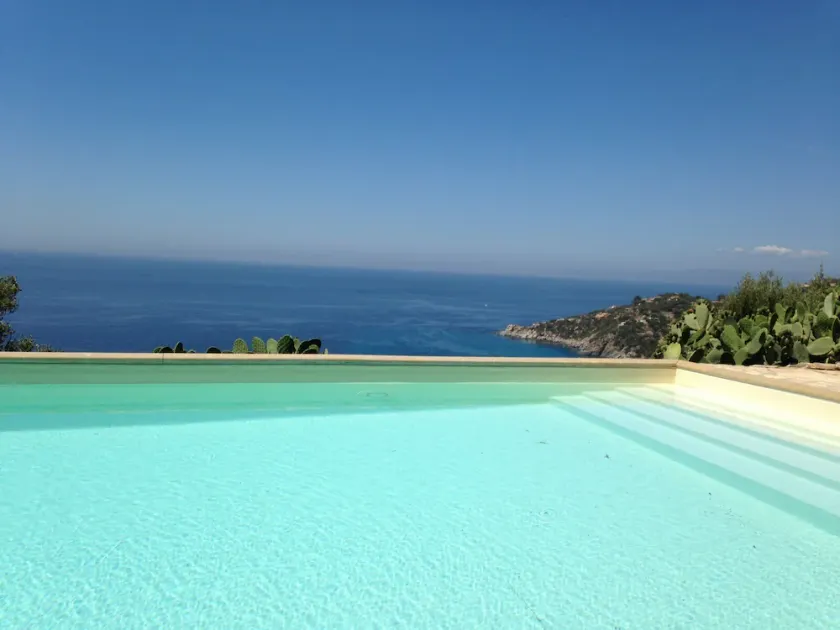 Modernisierte frei stehende Villa mit großem Schwimmbad – für 8 Personen - Image 1