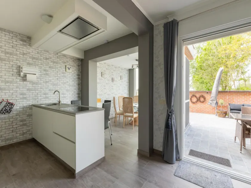 Modern Villa w Private Yard - Image 1