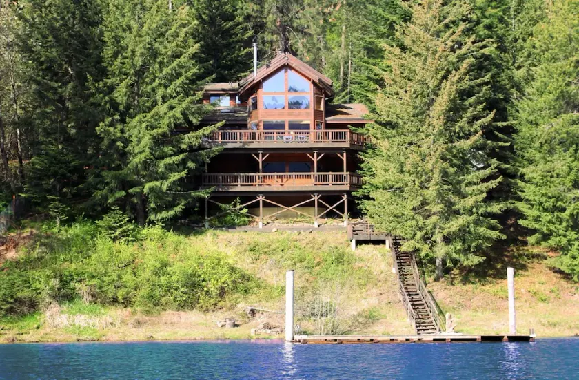Spektakulær 3-etagers 6BR CDA Lakefront m / dock, boblebad på afsondret Powderhorn Bay - Image 1