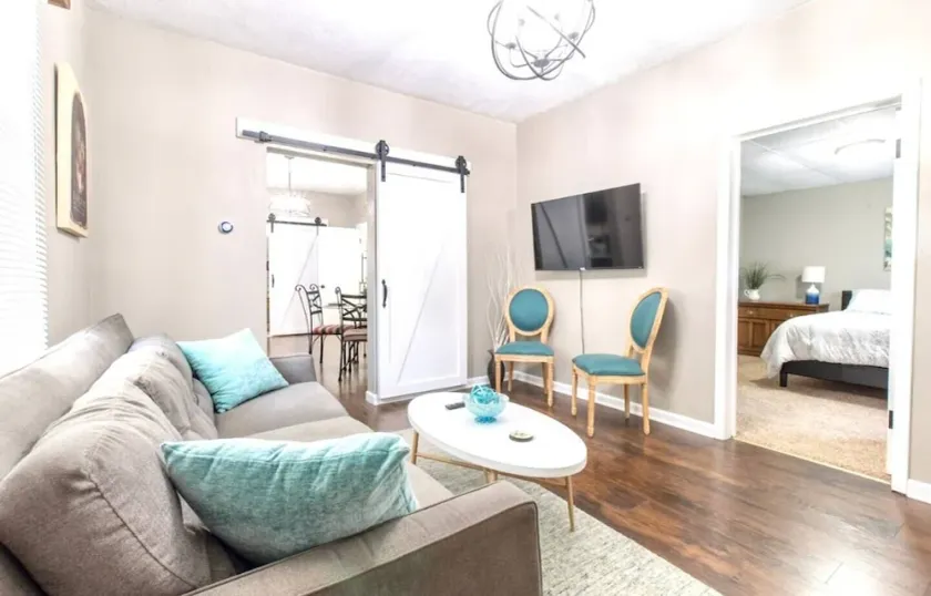 Modern and comfy home five minutes from downtown - Image 1