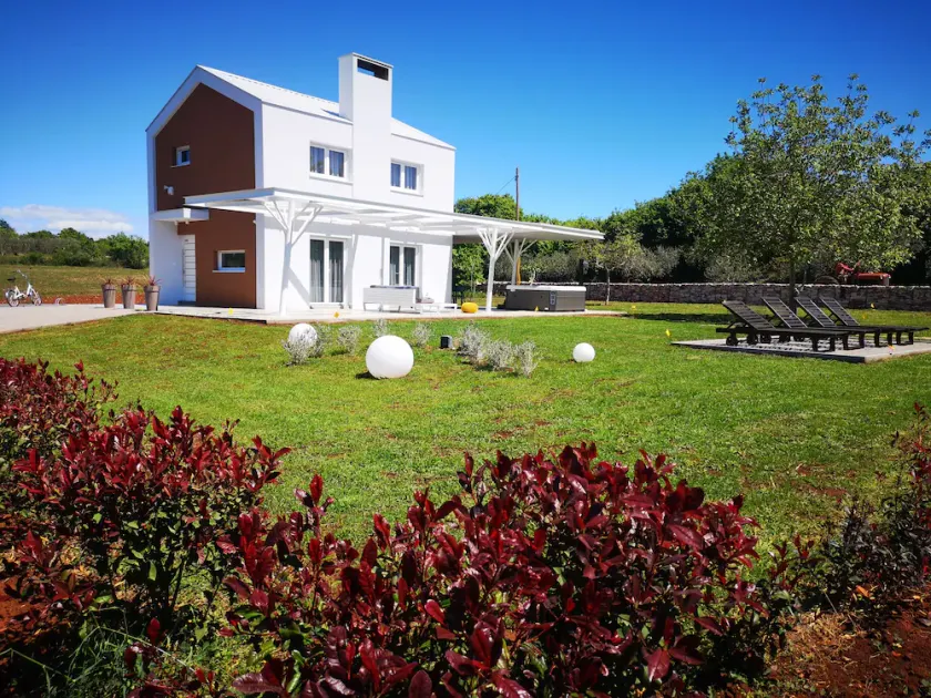 BRAJDINE LOUNGE - A charming, relaxing home with a hot tub, set on a large property - Image 1